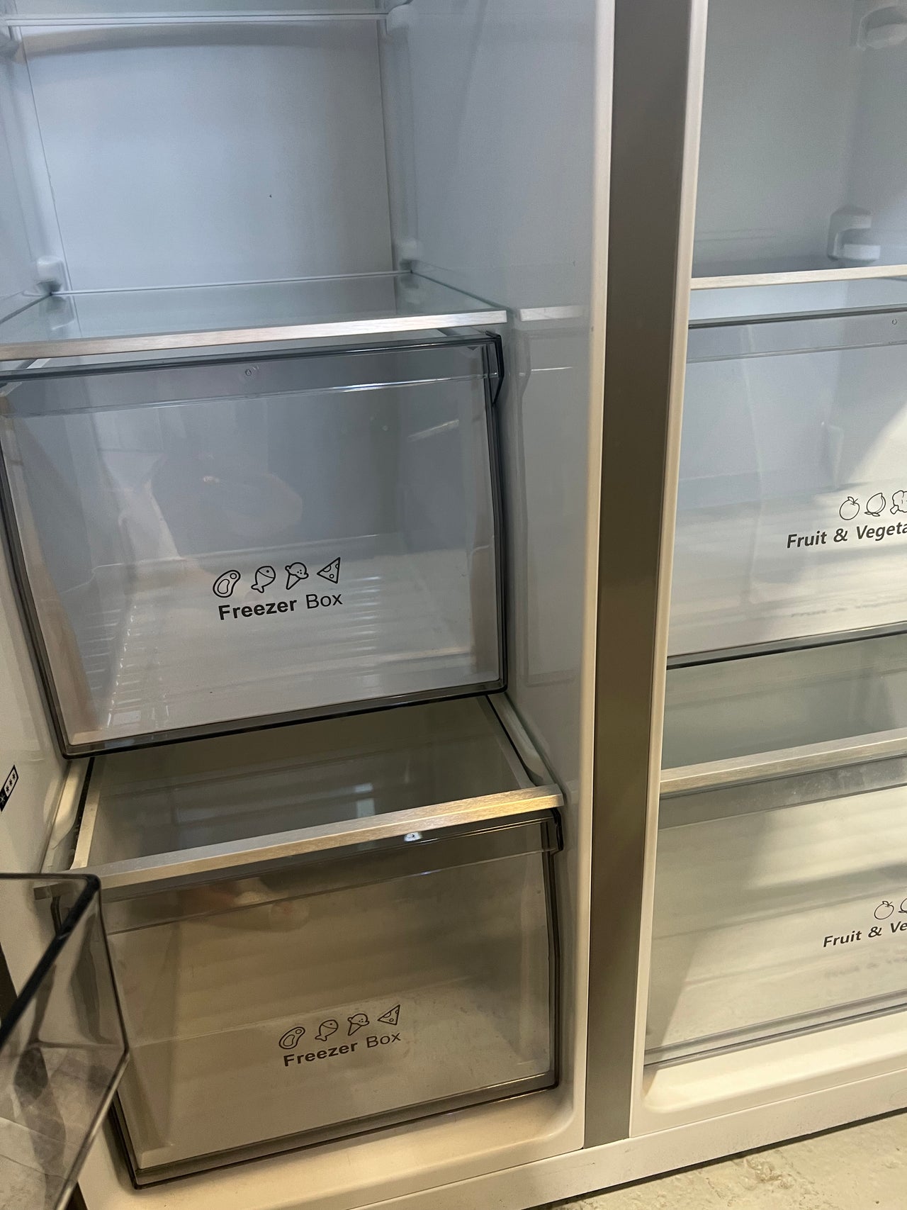 Factory second Hisense 632L Side By Side Refrigerator Model: HRSBS632BW with non-plumbed ice and water dispenser - Second Hand Appliances Geebung