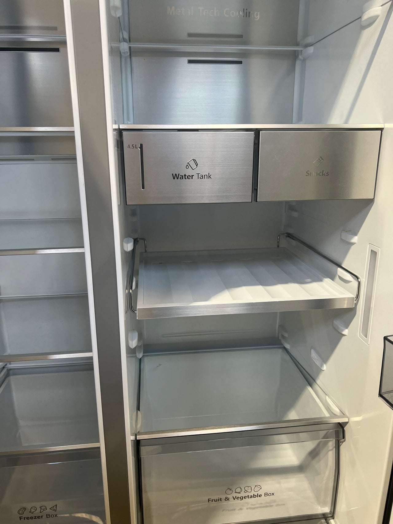 Factory second Hisense 632L Side By Side Refrigerator Model: HRSBS632BW with non-plumbed ice and water dispenser - Second Hand Appliances Geebung