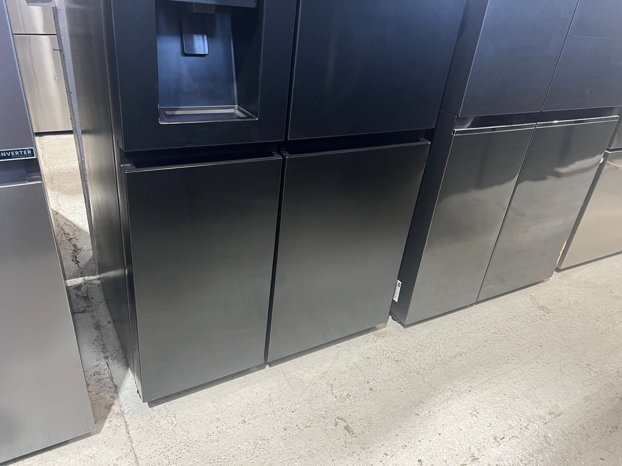 Factory second Hisense 632L Side By Side Refrigerator Model: HRSBS632BW with non-plumbed ice and water dispenser - Second Hand Appliances Geebung