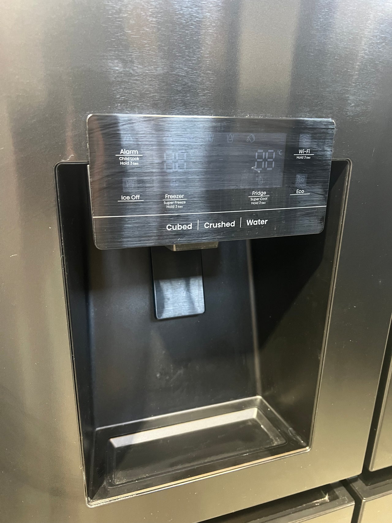Factory second Hisense 632L Side By Side Refrigerator Model: HRSBS632BW with non-plumbed ice and water dispenser - Second Hand Appliances Geebung