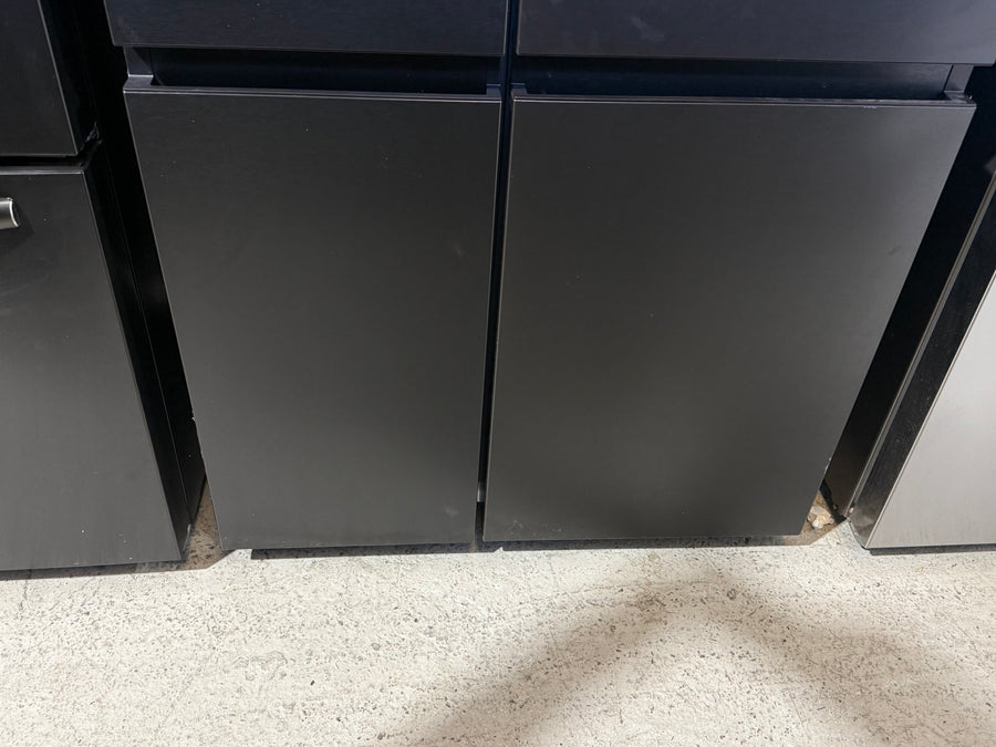 Factory second Hisense 633L Side by Side Refrigerator – Black Steel Model: HRSBS633BW - Second Hand Appliances Geebung
