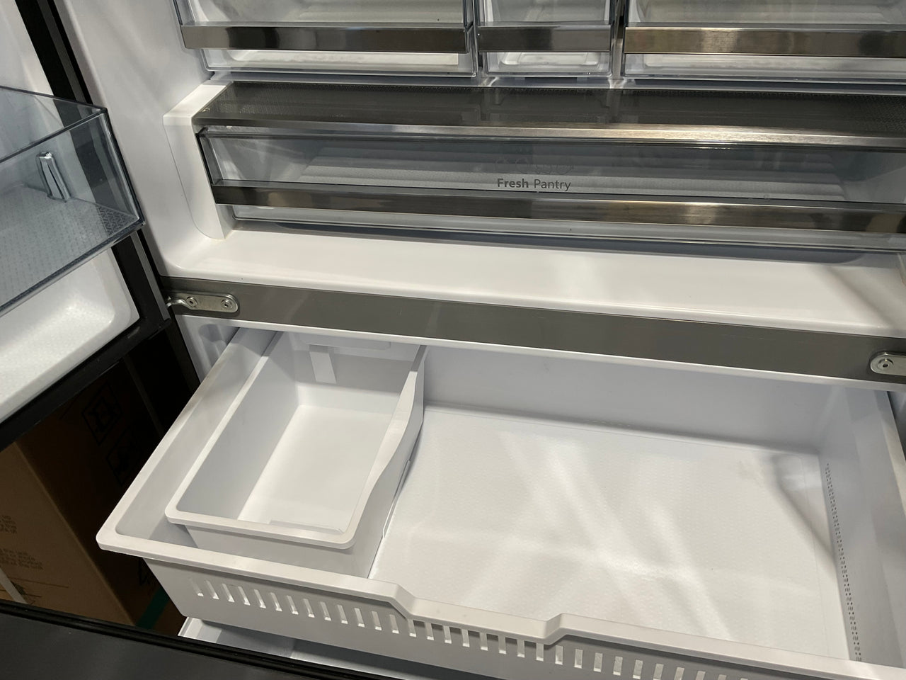 Factory second Hisense 634 L PureFlat™ French Door Refrigerator – HRFD634BW (Dark Stainless Steel) - Second Hand Appliances Geebung