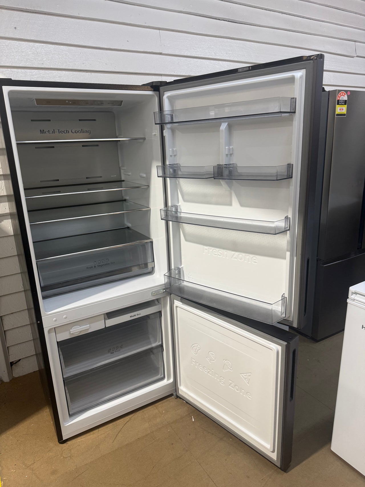 Factory second Hisense HRBM418D 417-liter bottom-mount refrigerator - Second Hand Appliances Geebung