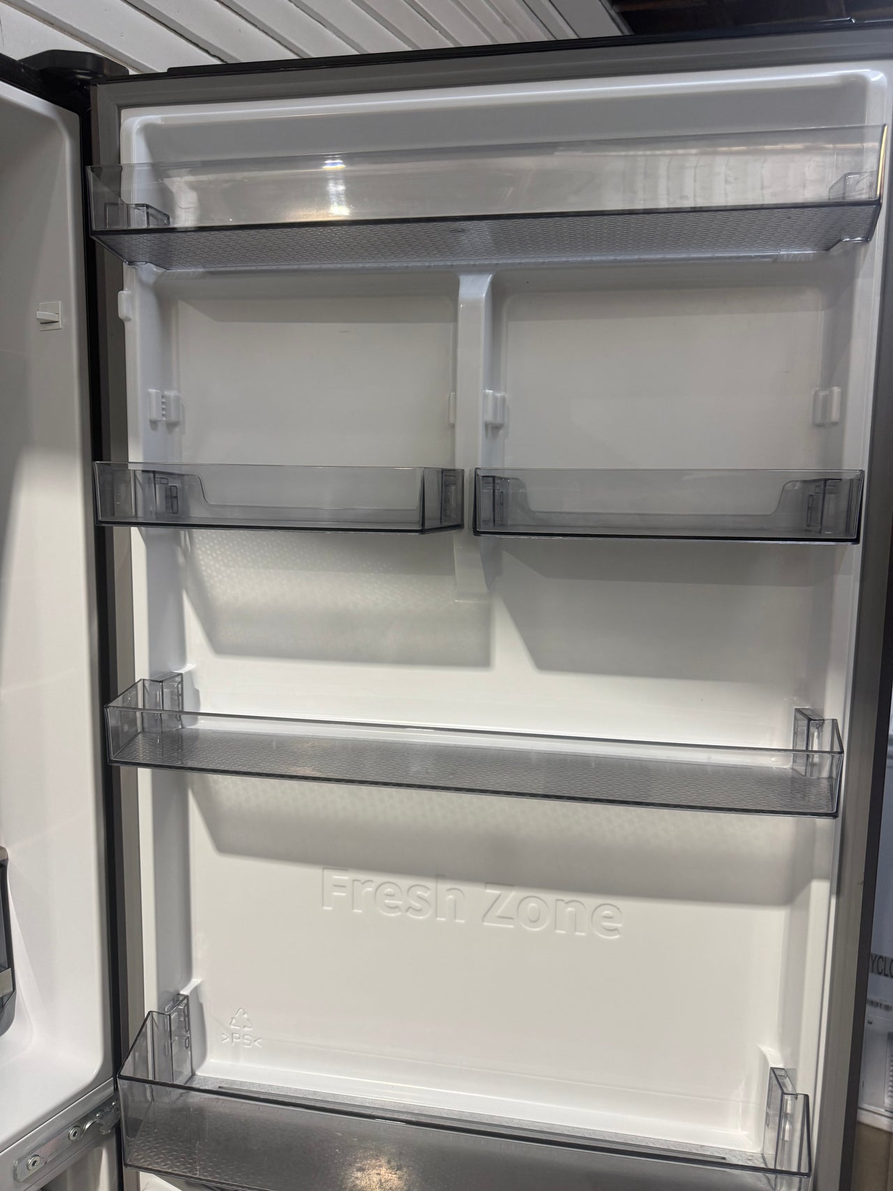 Factory second Hisense HRBM418D 417-liter bottom-mount refrigerator - Second Hand Appliances Geebung
