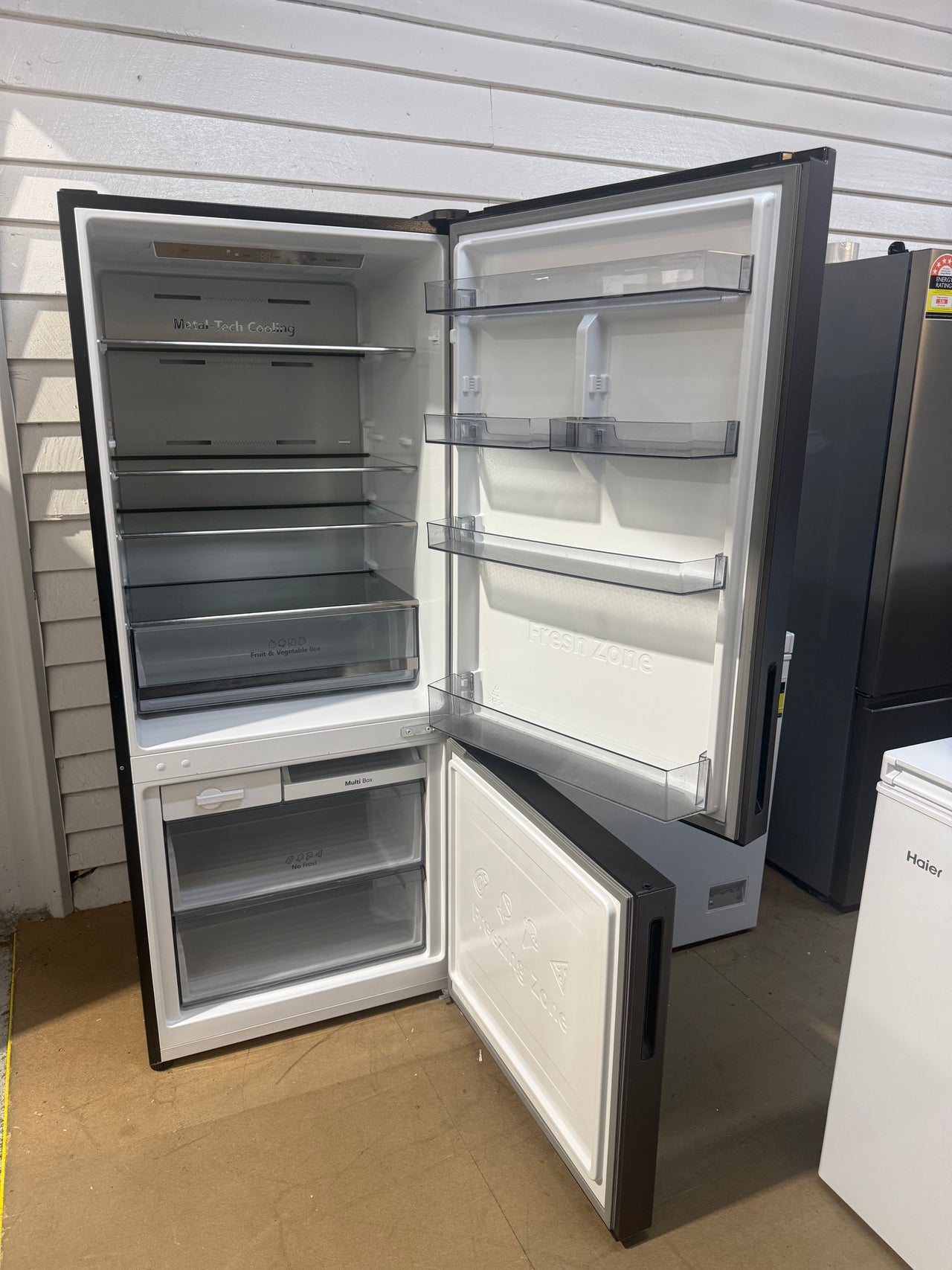 Factory second Hisense HRBM418D 417-liter bottom-mount refrigerator - Second Hand Appliances Geebung