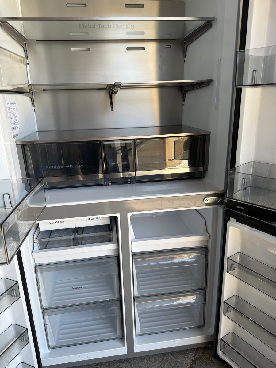 Factory second Hisense HRCD640TBW 640L French Door Refrigerator with non-plumbed ice maker & water dispenser - Second Hand Appliances Geebung