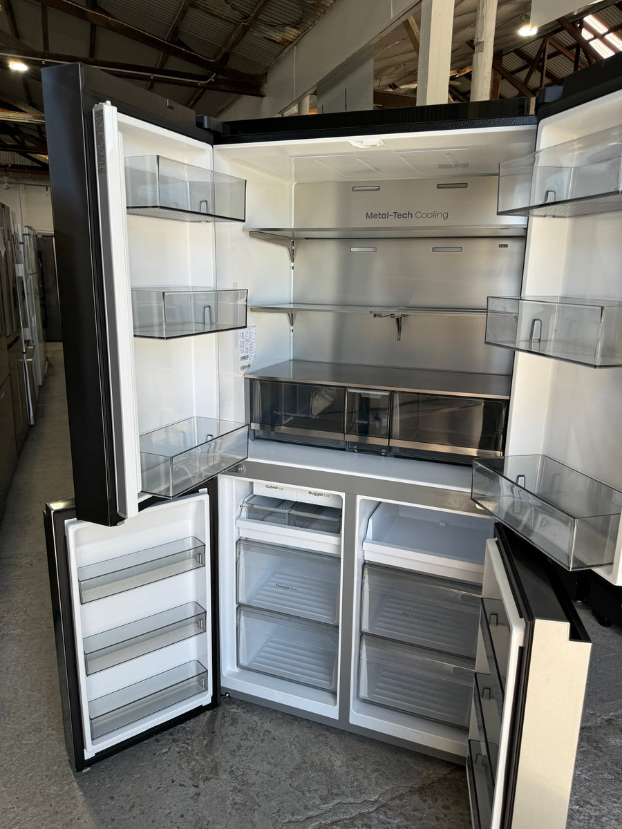 Factory second Hisense HRCD640TBW 640L French Door Refrigerator with non-plumbed ice maker & water dispenser - Second Hand Appliances Geebung
