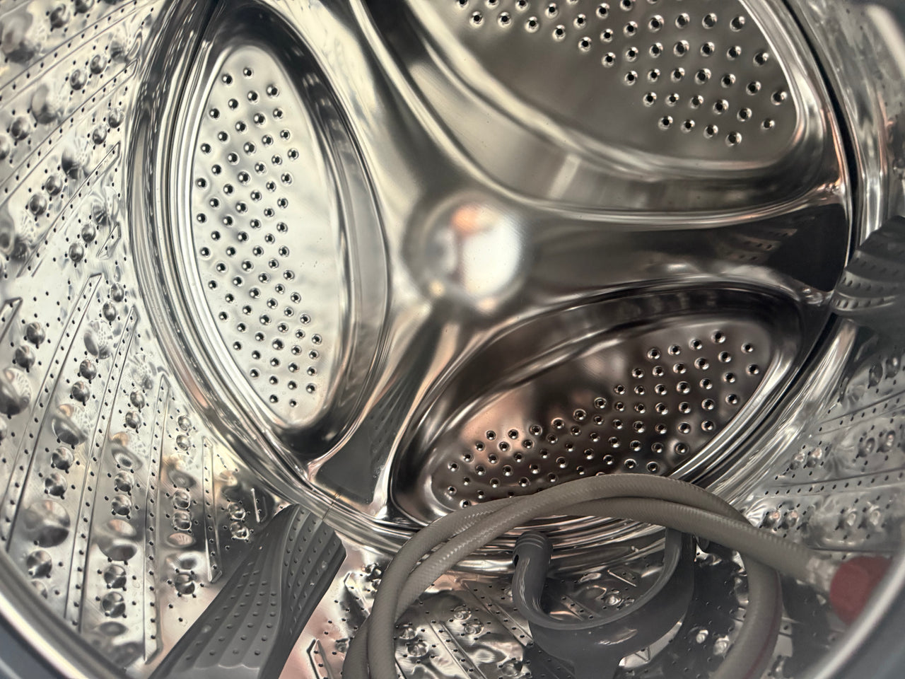 Factory second Hisense HWF3S8514 8.5kg front load washing machine - Second Hand Appliances Geebung