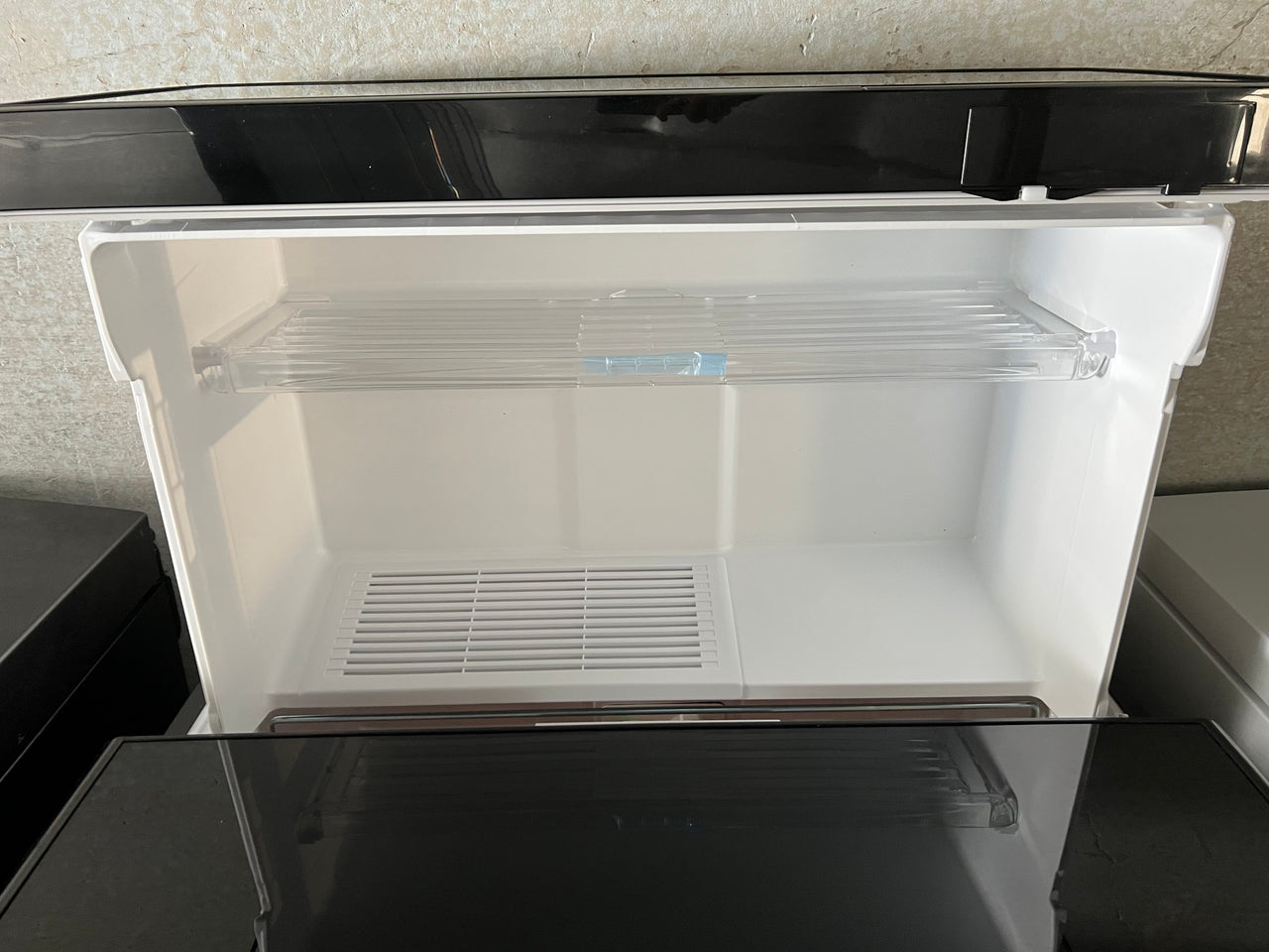 Factory second Hitachi 670Lt  Black Glass finish RWX670KAXK - Second Hand Appliances Geebung