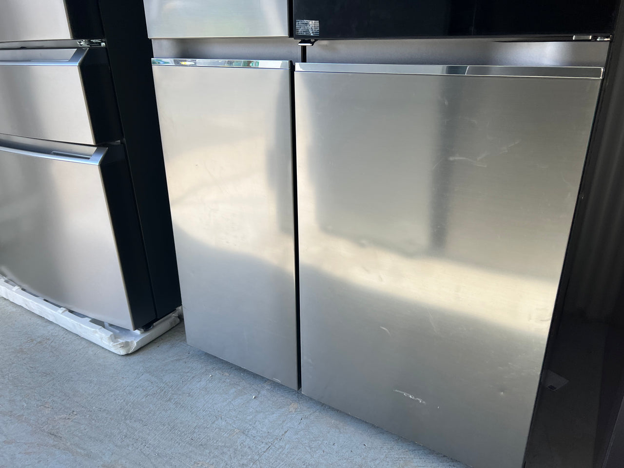 Factory second LG 655L InstaView Side by side Refrigerator GS-VB655PL - Second Hand Appliances Geebung