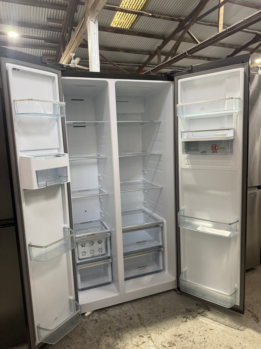 Factory second Westinghouse 664L Side by Side Refrigerator – Black Stainless Steel Model: WSE6640BA - Second Hand Appliances Geebung
