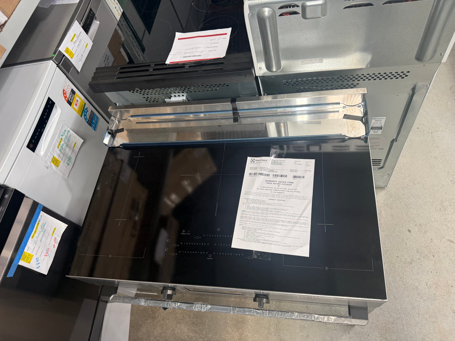 Factory second Westinghouse 90cm Electric Freestanding Oven with Induction Cooktop Dark Stainless Steel WFE9756DD(NAT) - Second Hand Appliances Geebung