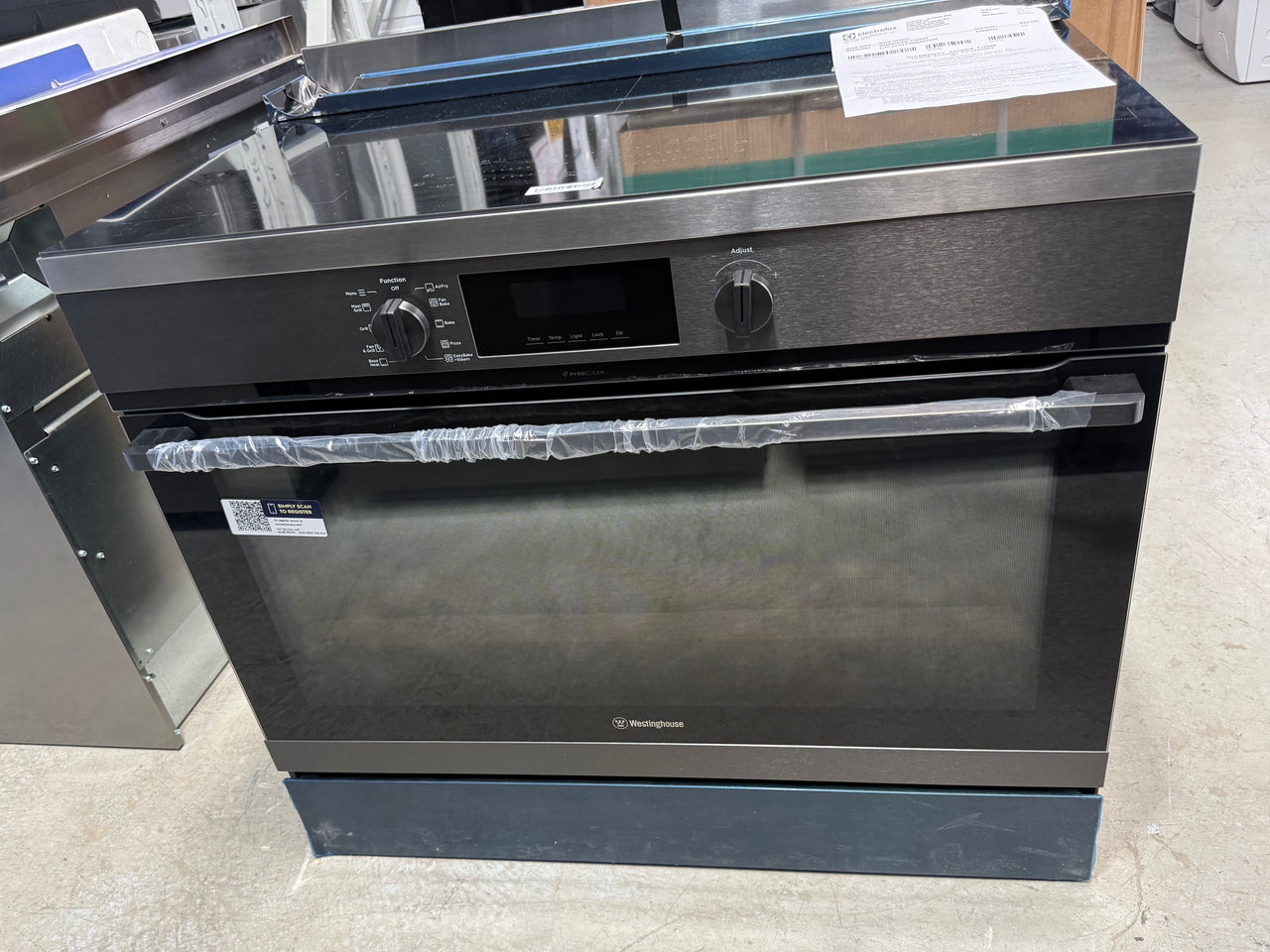 Factory second Westinghouse 90cm Pyrolytic Freestanding Oven with Induction Cooktop & AirFry – Dark Stainless Steel  Model: WFEP9757DD - Second Hand Appliances Geebung