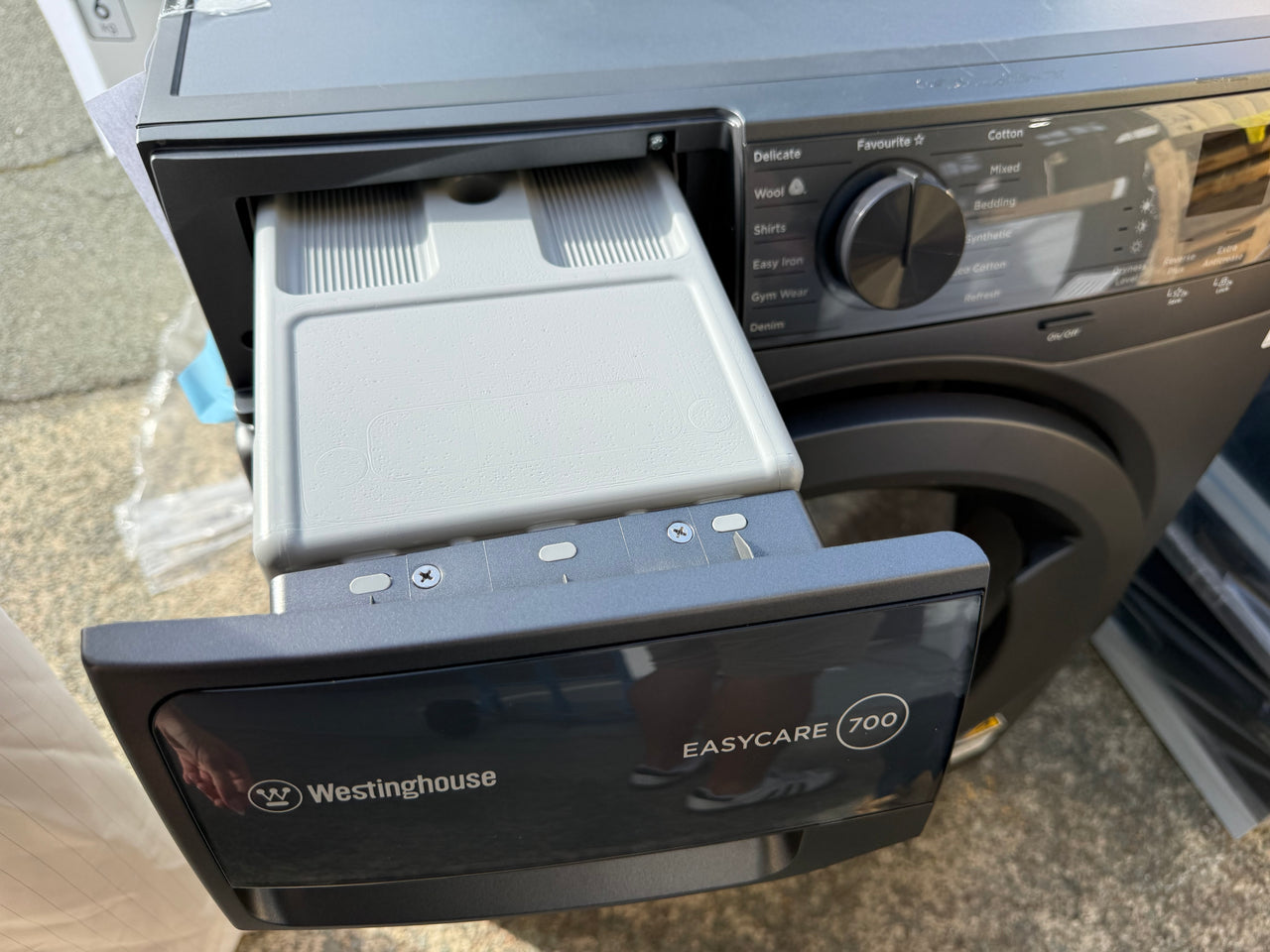 Factory second Westinghouse WDH904N7SA 9kg EasyCare 700 Series heat pump dryer - Second Hand Appliances Geebung