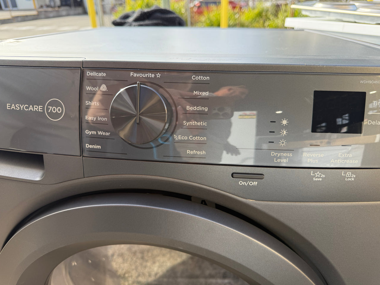 Factory second Westinghouse WDH904N7SA 9kg EasyCare 700 Series heat pump dryer - Second Hand Appliances Geebung