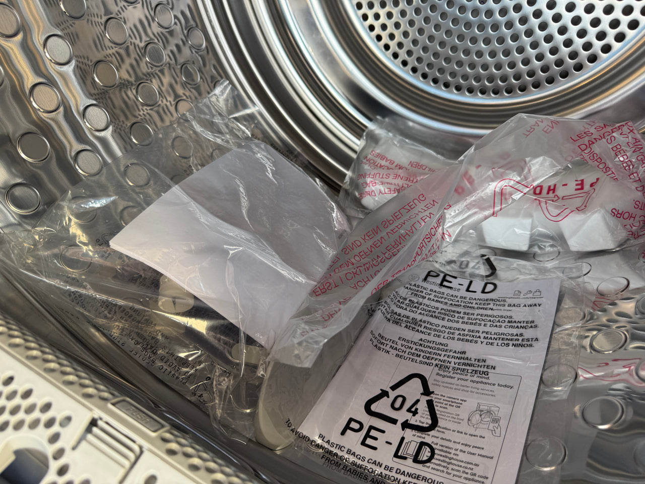 Factory second Westinghouse WDH904N7SA 9kg EasyCare 700 Series heat pump dryer - Second Hand Appliances Geebung