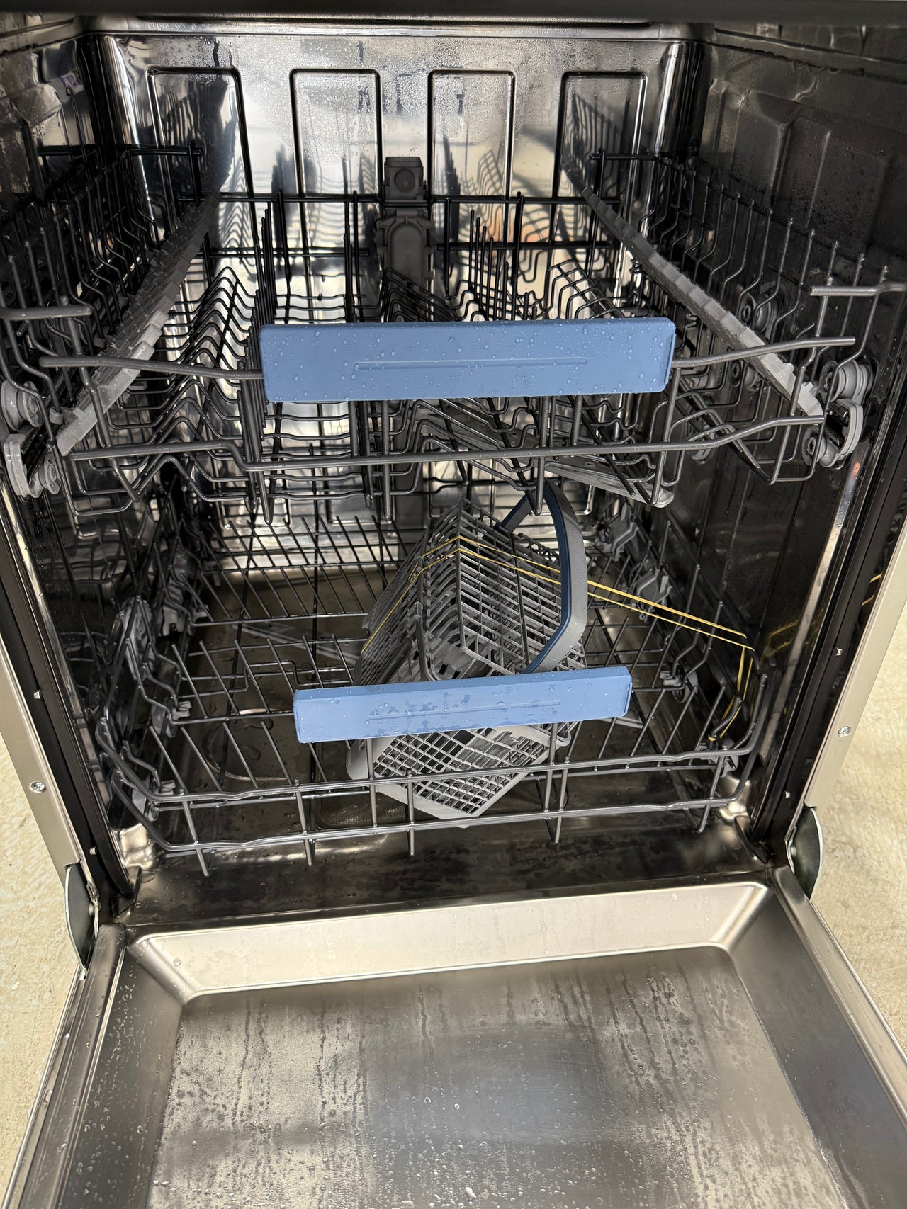 Factory second Westinghouse WSF6604XA 60cm freestanding stainless steel dishwasher - Second Hand Appliances Geebung