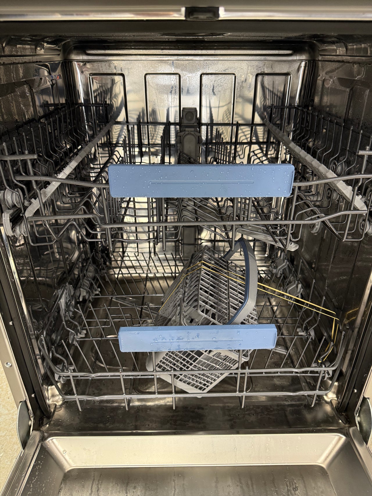 Factory second Westinghouse WSF6604XA 60cm freestanding stainless steel dishwasher - Second Hand Appliances Geebung