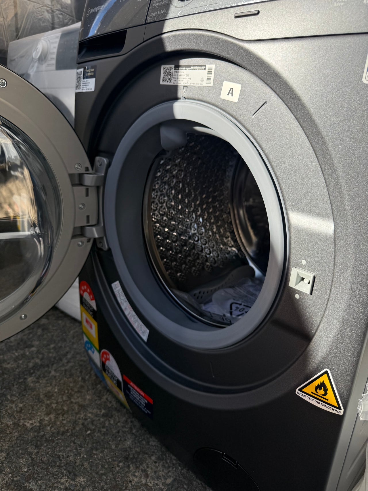 Factory second Westinghouse WWW9024M5SA 9kg/5kg EasyCare Front Load Washer Dryer Combo - Second Hand Appliances Geebung