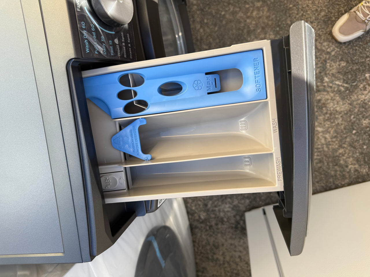 Factory second Westinghouse WWW9024M5SA 9kg/5kg EasyCare Front Load Washer Dryer Combo - Second Hand Appliances Geebung