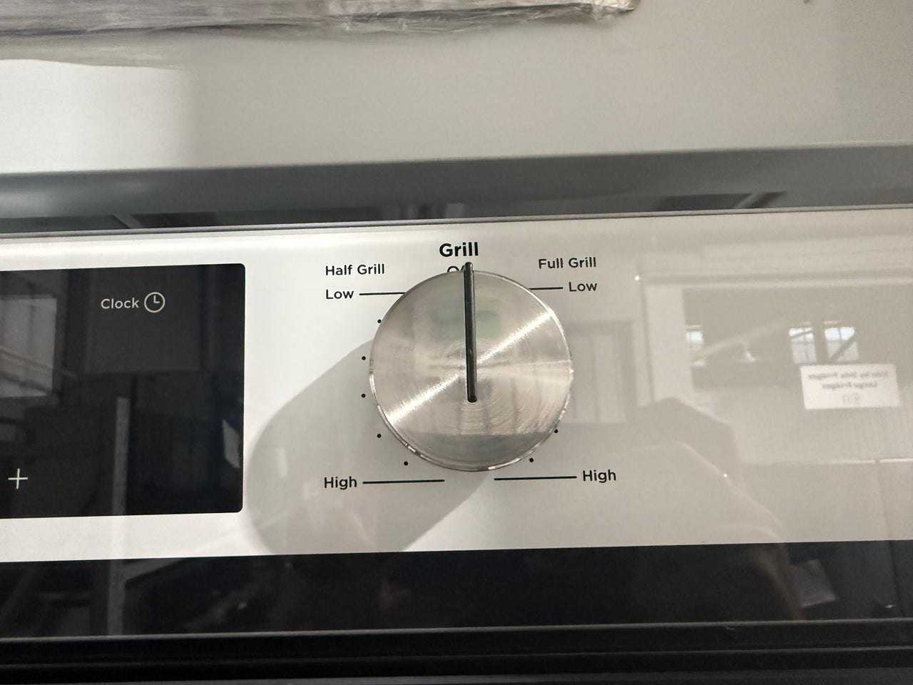 Factory second Westinghouse WVE6565WD 60 cm Multi-Function Electric Built-In Oven with Separate Grill (White Finish)
