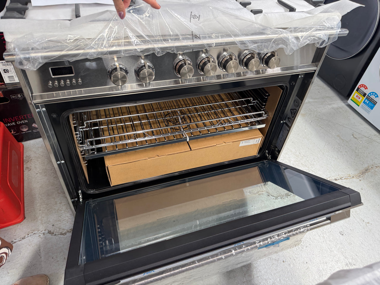 Factory second Fisher & Paykel 90cm Freestanding Dual Fuel Cooker OR90SCG4X1