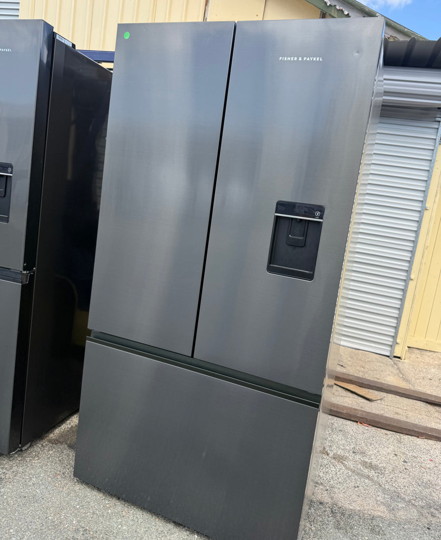 Factory second Fisher & Paykel 569L Series 7 French Door Refrigerator – Black Stainless Steel RF610ANUB5