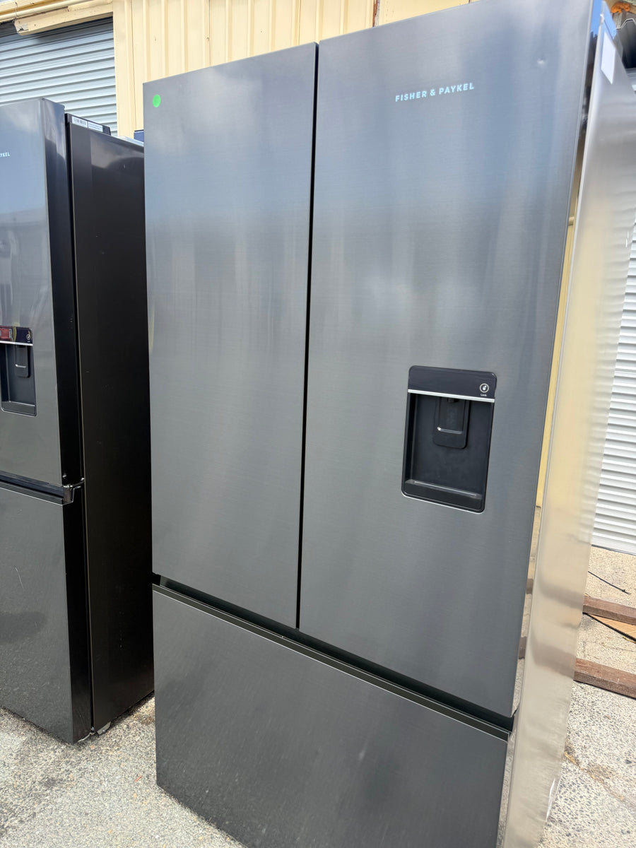 Factory second Fisher & Paykel 569L Series 7 French Door Refrigerator – Black Stainless Steel RF610ANUB5