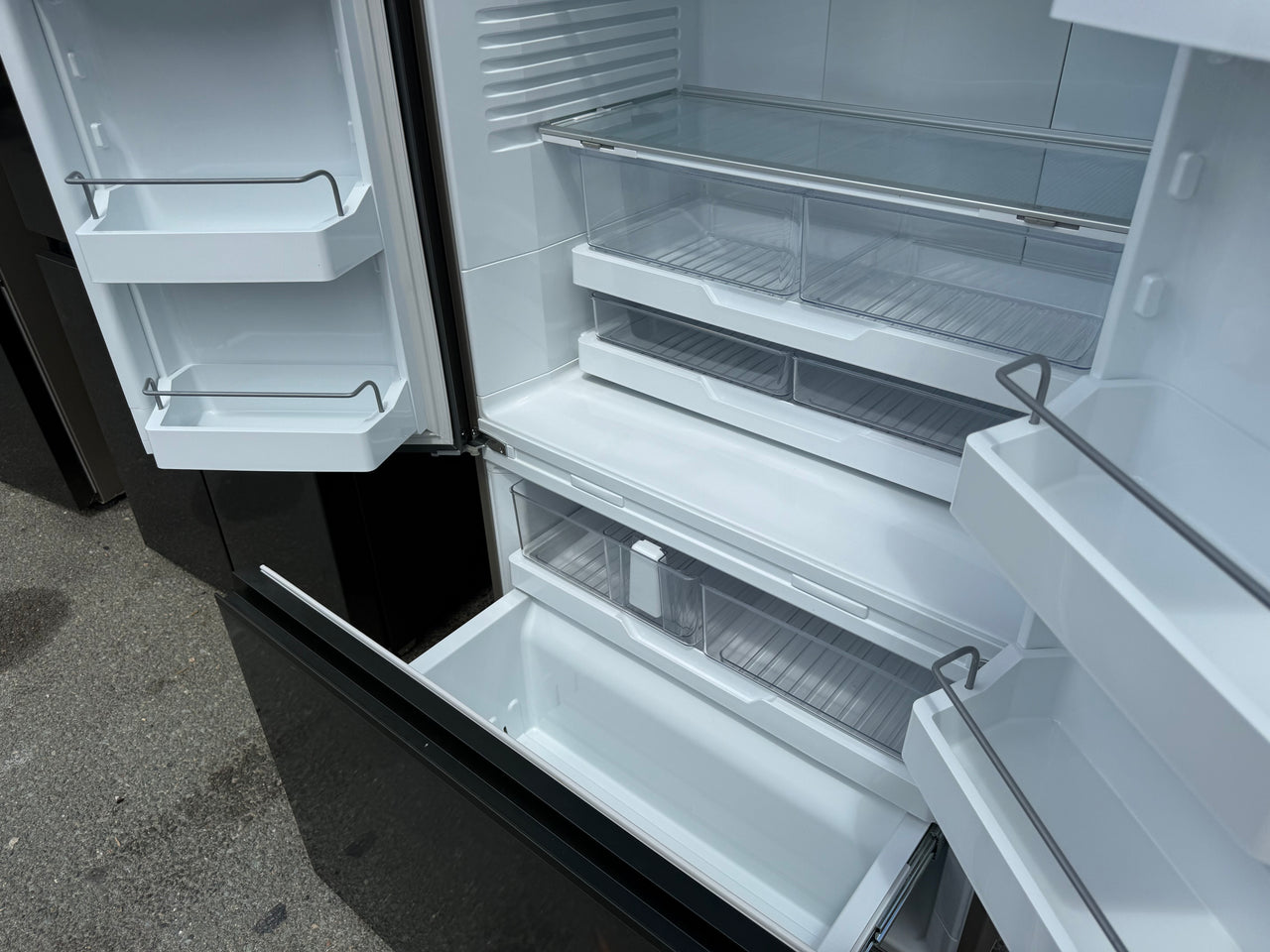 Factory second Fisher & Paykel 569L Series 7 French Door Refrigerator – Black Stainless Steel RF610ANUB5