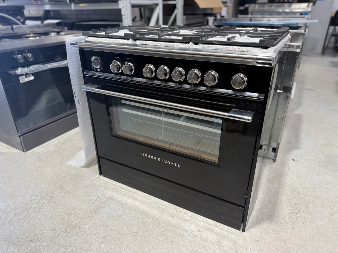 Transportation damaged Fisher & Paykel 90 cm Series 9 Classic 5-Burner Dual-Fuel Cooker – Black (OR90SCG6B1)