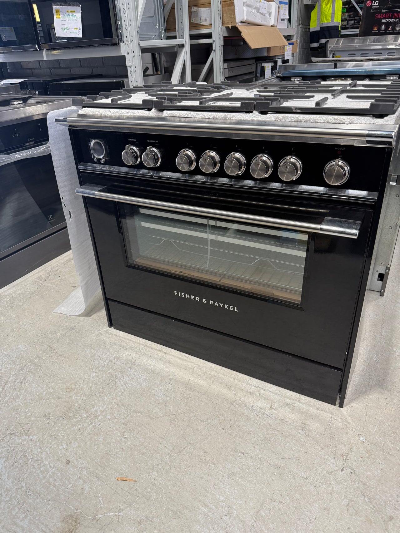 Transportation damaged Fisher & Paykel 90 cm Series 9 Classic 5-Burner Dual-Fuel Cooker – Black (OR90SCG6B1)