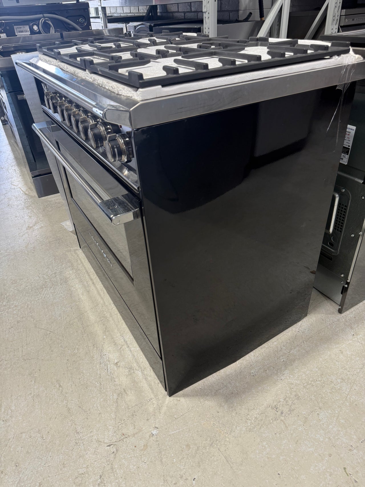 Transportation damaged Fisher & Paykel 90 cm Series 9 Classic 5-Burner Dual-Fuel Cooker – Black (OR90SCG6B1)