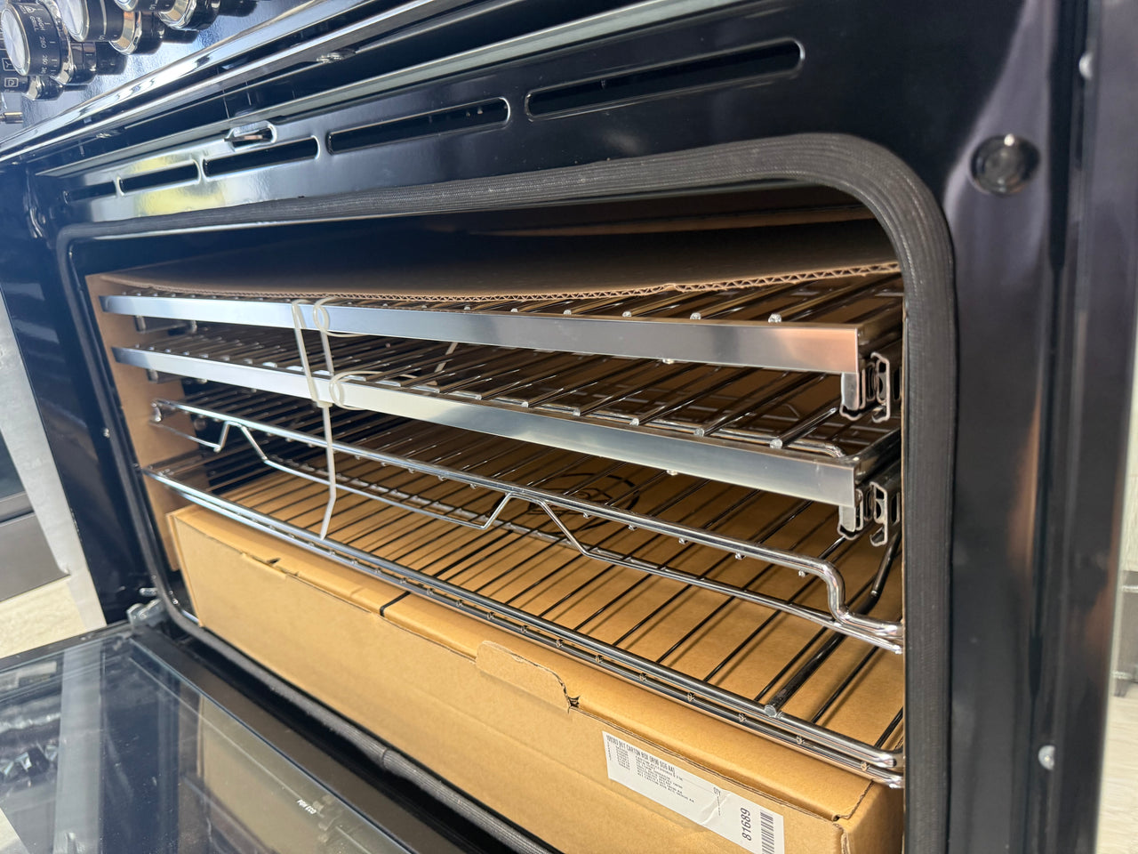 Transportation damaged Fisher & Paykel 90 cm Series 9 Classic 5-Burner Dual-Fuel Cooker – Black (OR90SCG6B1)