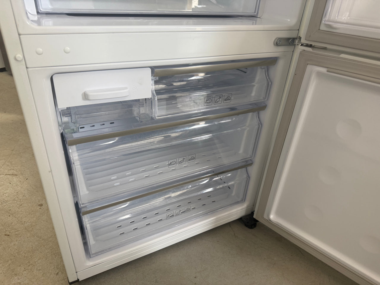 Second hand Samsung SRL449EW – 450 L Bottom-Mount Refrigerator