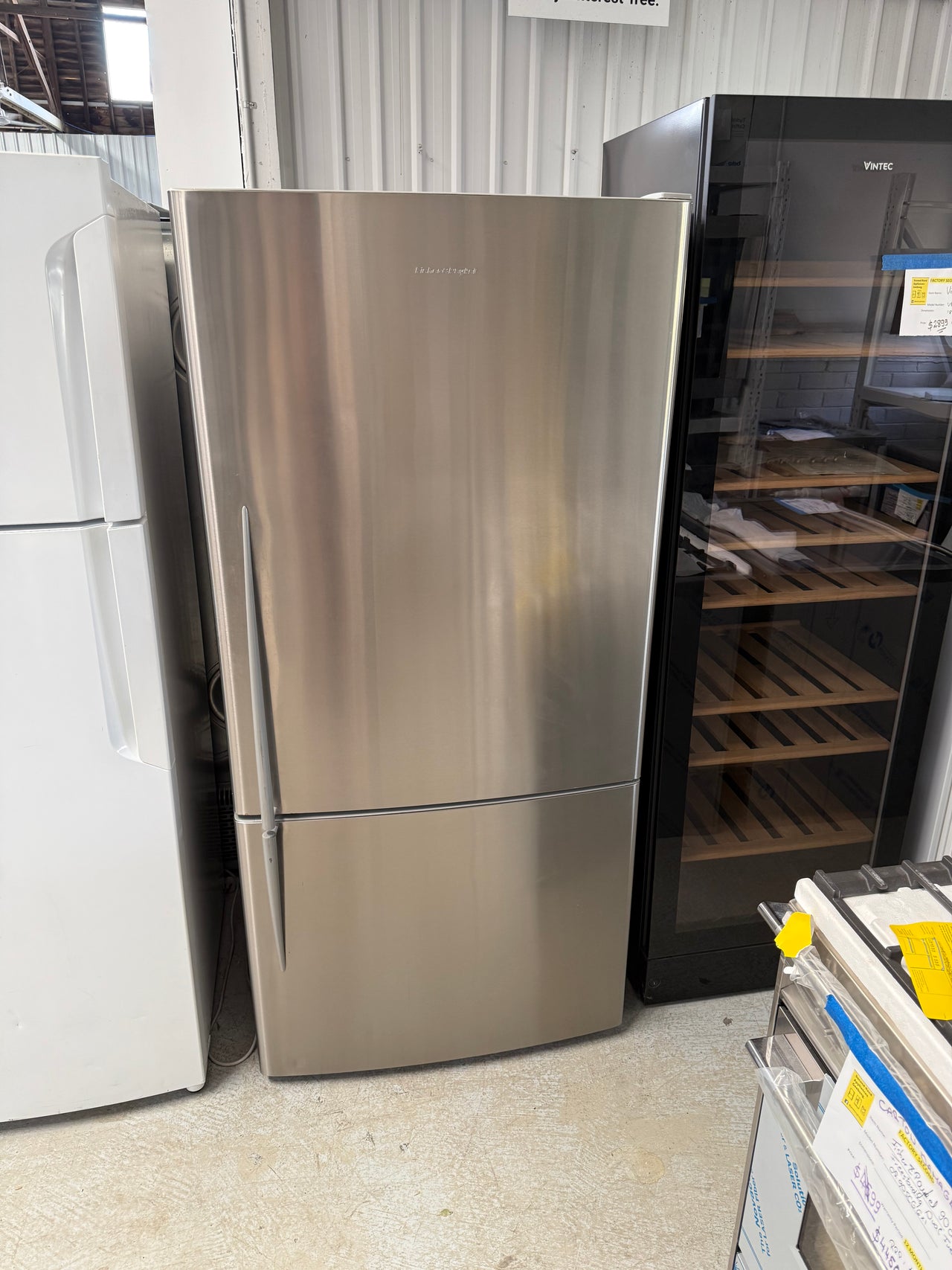 Second hand The Fisher & Paykel E522BRX 519L bottom-freezer refrigerator