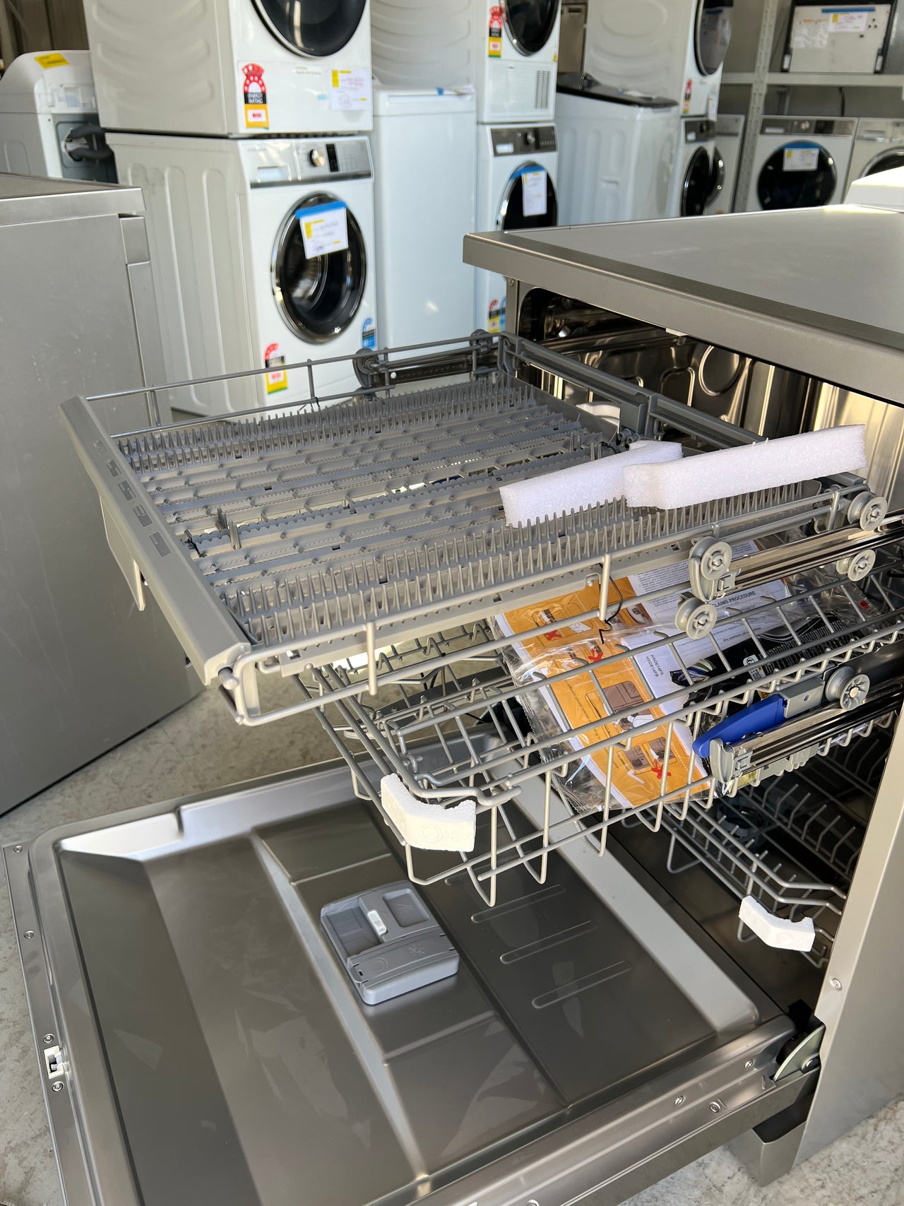 Factory second Hisense 60cm Freestanding Dishwasher Model: HSCE14FS - Second Hand Appliances Geebung