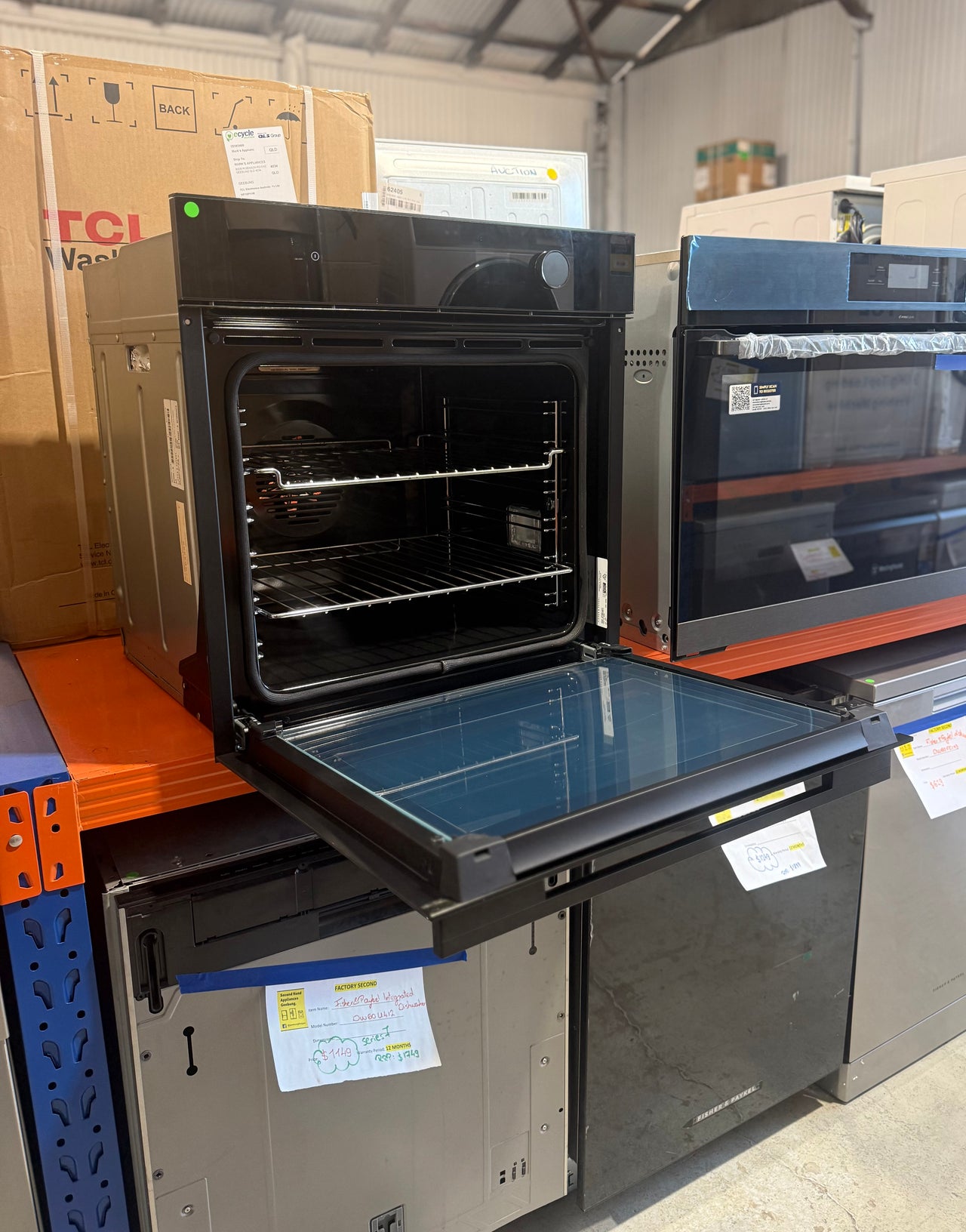 Factory second Fisher & Paykel 60cm Series 7 Minimal Pyrolytic Oven  Model: OB60SM11PLB1