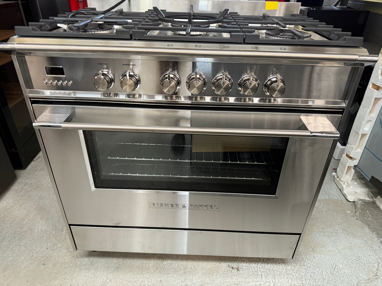 Factory second Fisher & Paykel 90cm Freestanding Dual Fuel Cooker OR90SCG2X1