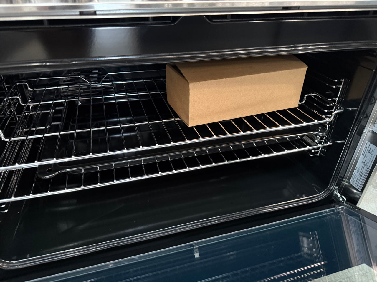 Factory second Fisher & Paykel 90cm Freestanding Dual Fuel Cooker OR90SCG2X1