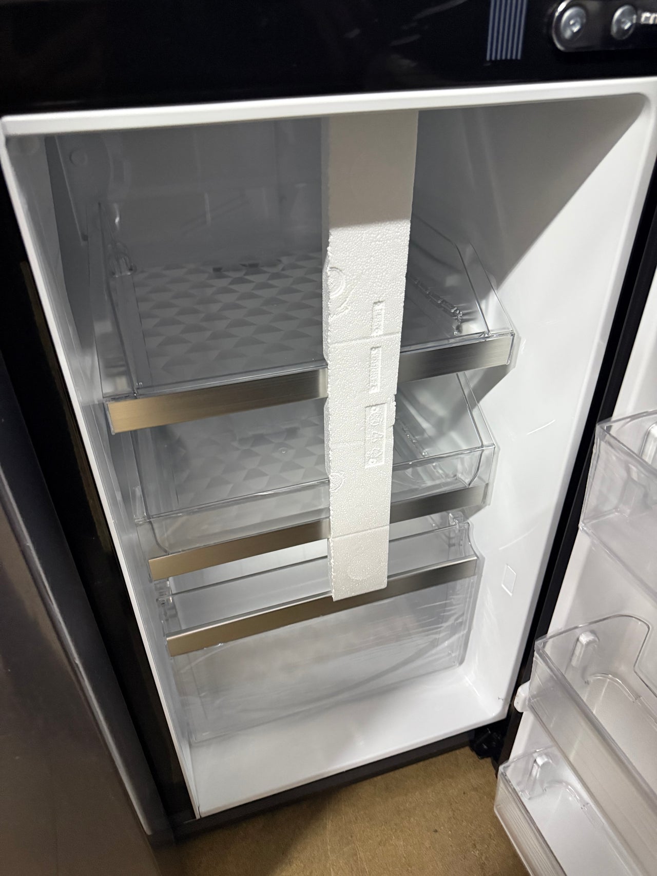 Transportation damaged LG 637L French Door Refrigerator GF-L700MBL
