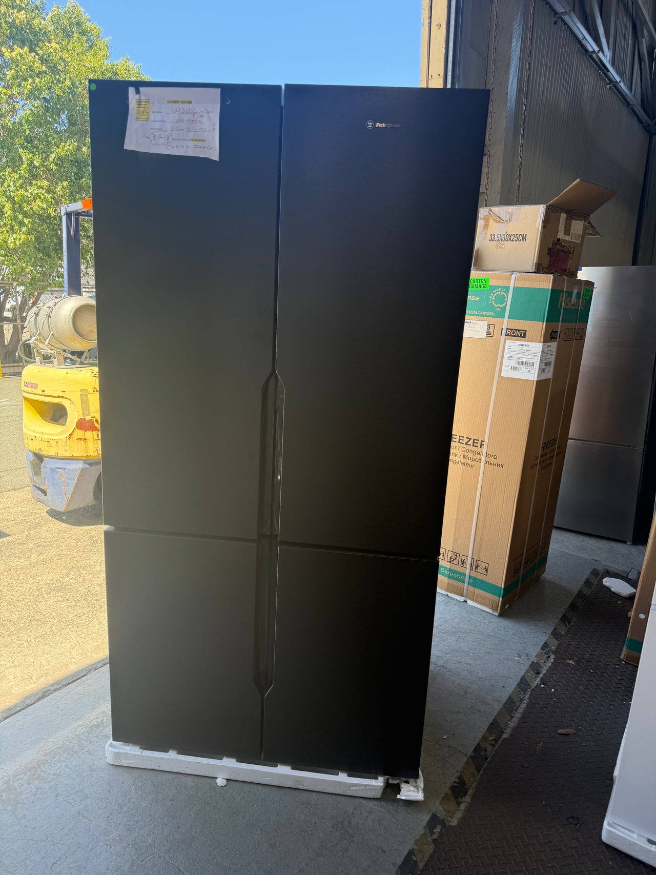 Factory second/Carton damaged Westinghouse 564L French Quad Door Refrigerator – Matte Charcoal Black WQE5600BA