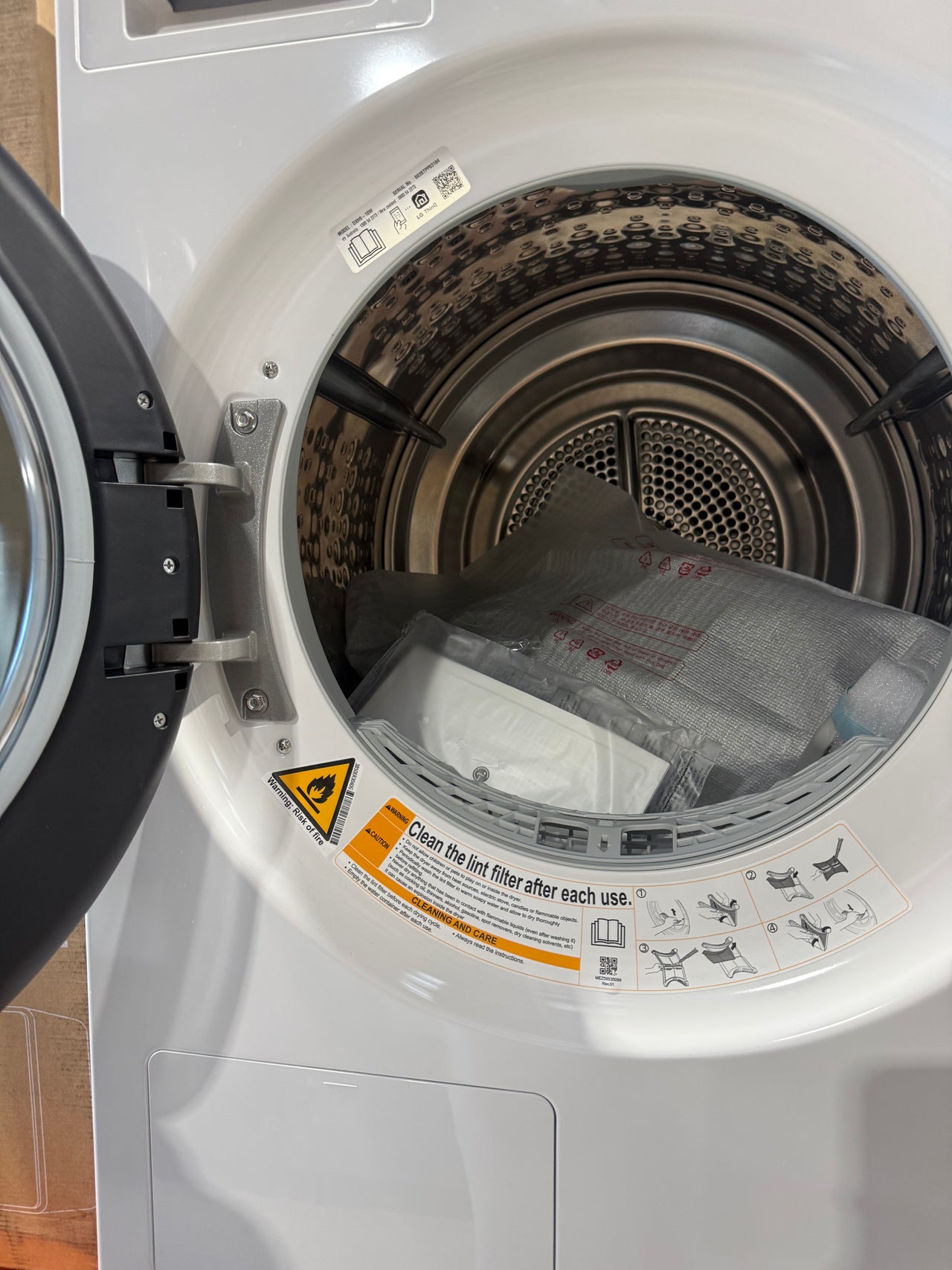 Transportation damaged LG 10kg Series 9 Heat Pump Dryer – DXH9-10W