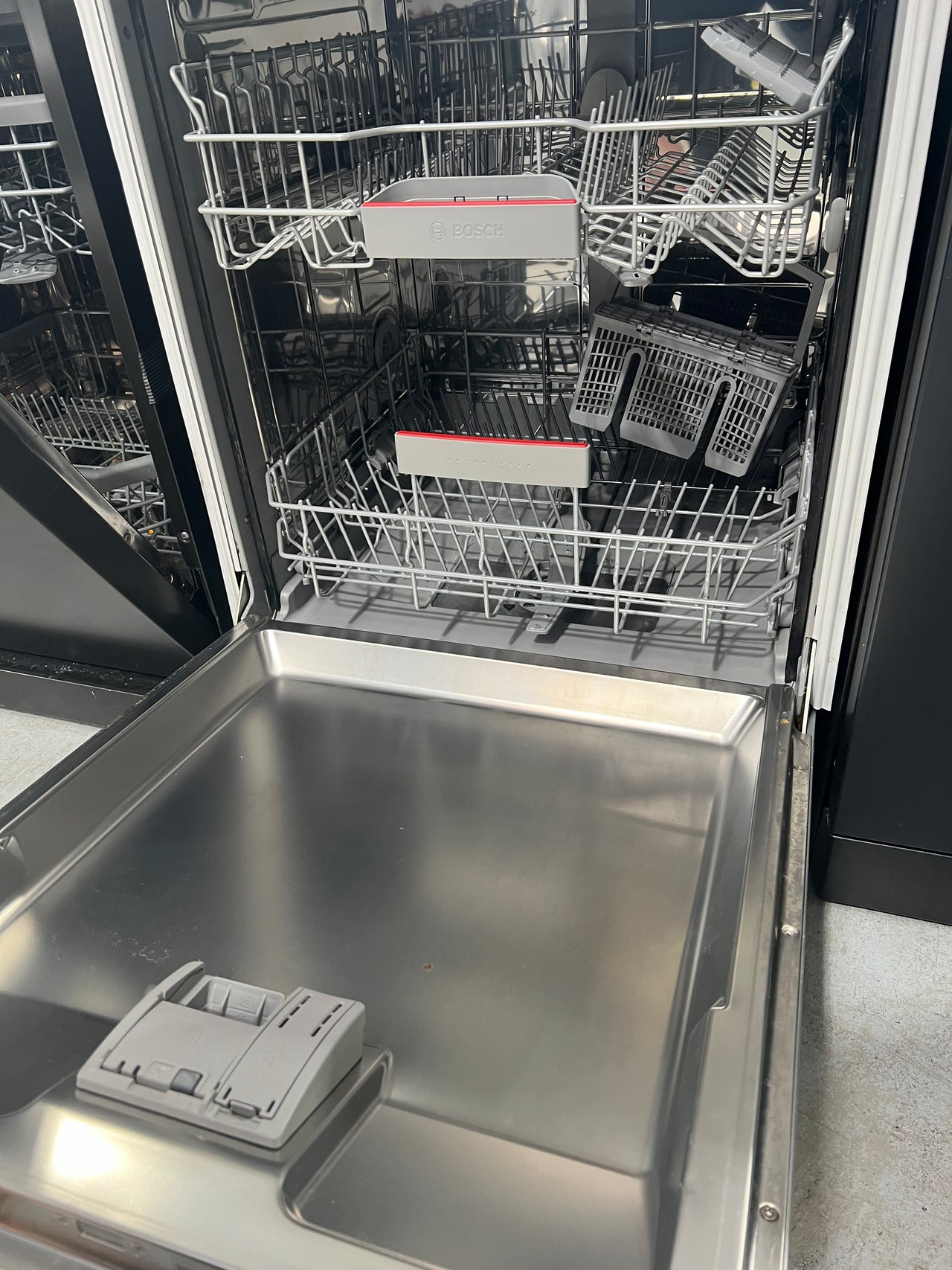 Transportation damaged Bosch Serie 4 Semi Integrated Dishwasher SMI4HTS01A - Second Hand Appliances Geebung