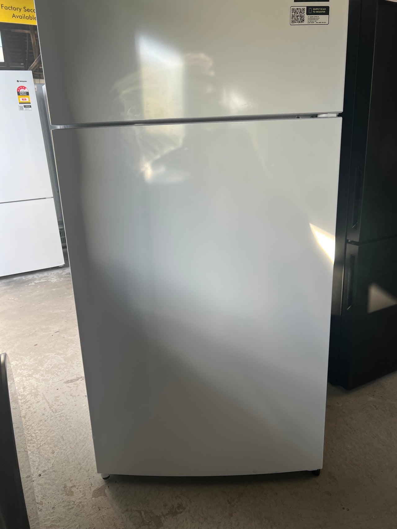 Transportation damaged Kelvinator 503L Top Mount Frost Free Fridge White Model: KTM5402WC - Second Hand Appliances Geebung