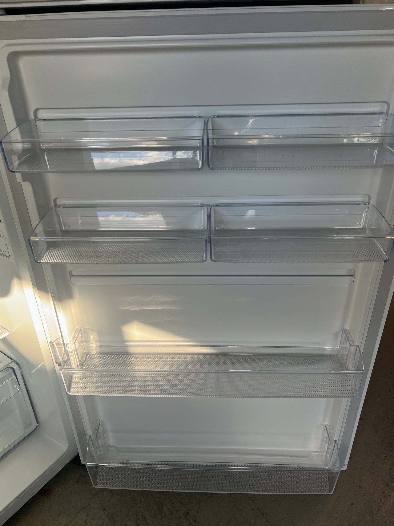 Transportation damaged Kelvinator 503L Top Mount Frost Free Fridge White Model: KTM5402WC - Second Hand Appliances Geebung