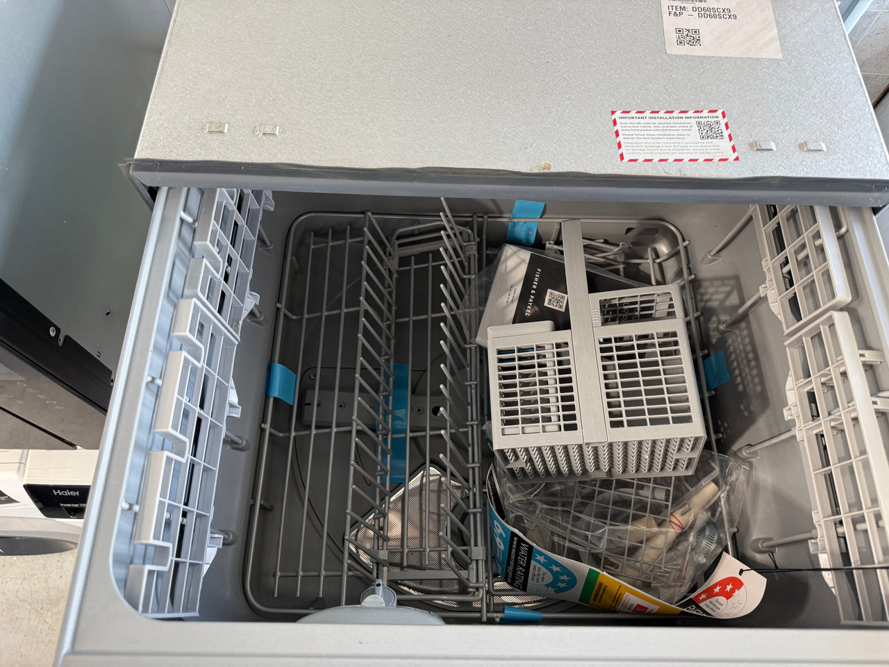 Transportation damaged The Fisher & Paykel DD60SCX9 is a Series 7, Contemporary Single DishDrawer™ Dishwasher