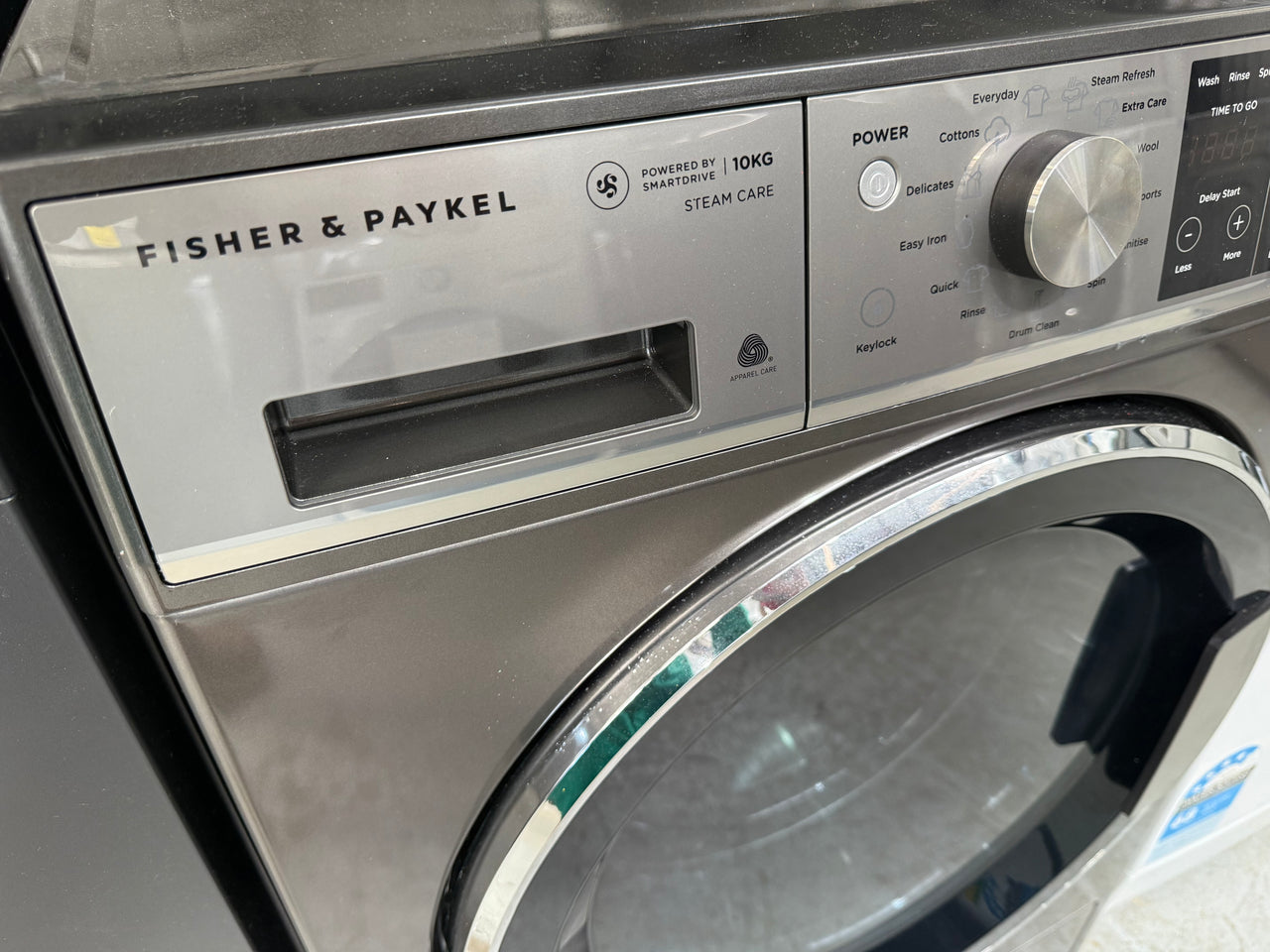 Factory second Fisher & Paykel WH1060SG1 10kg Series 9 Front Load Washing Machine