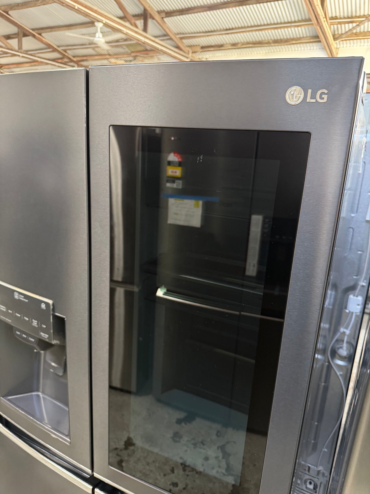 Factory second LG GF-V910MBSL 910-liter French Door refrigerator