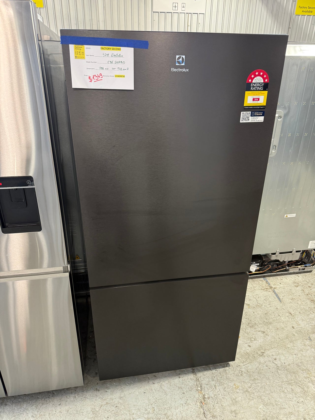 Factory second Electrolux 496L Ultimate Taste 500 Bottom Mount Refrigerator Matte Black EBE5002BD-R