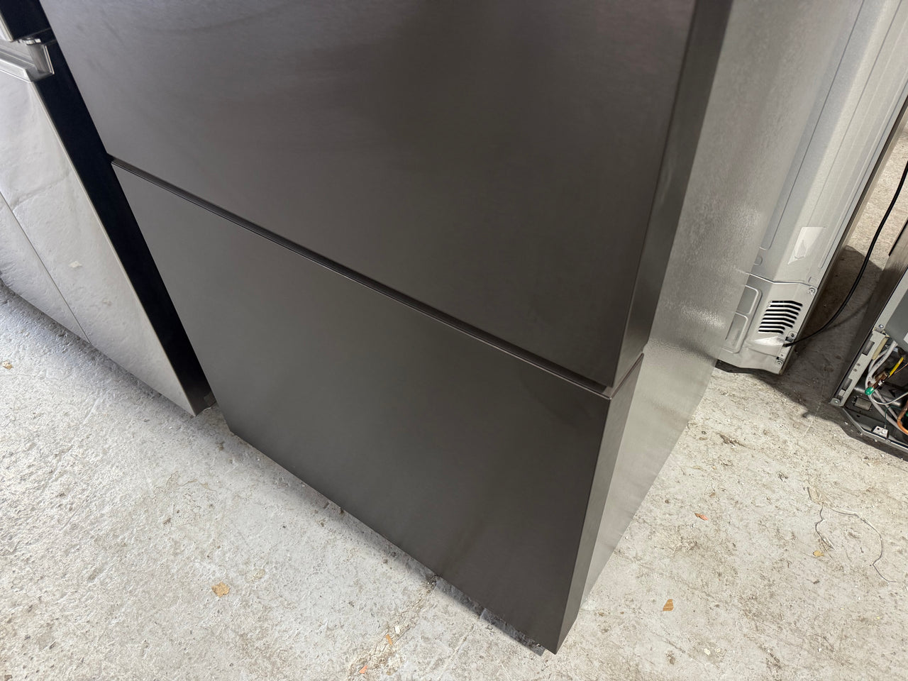 Factory second Electrolux 496L Ultimate Taste 500 Bottom Mount Refrigerator Matte Black EBE5002BD-R